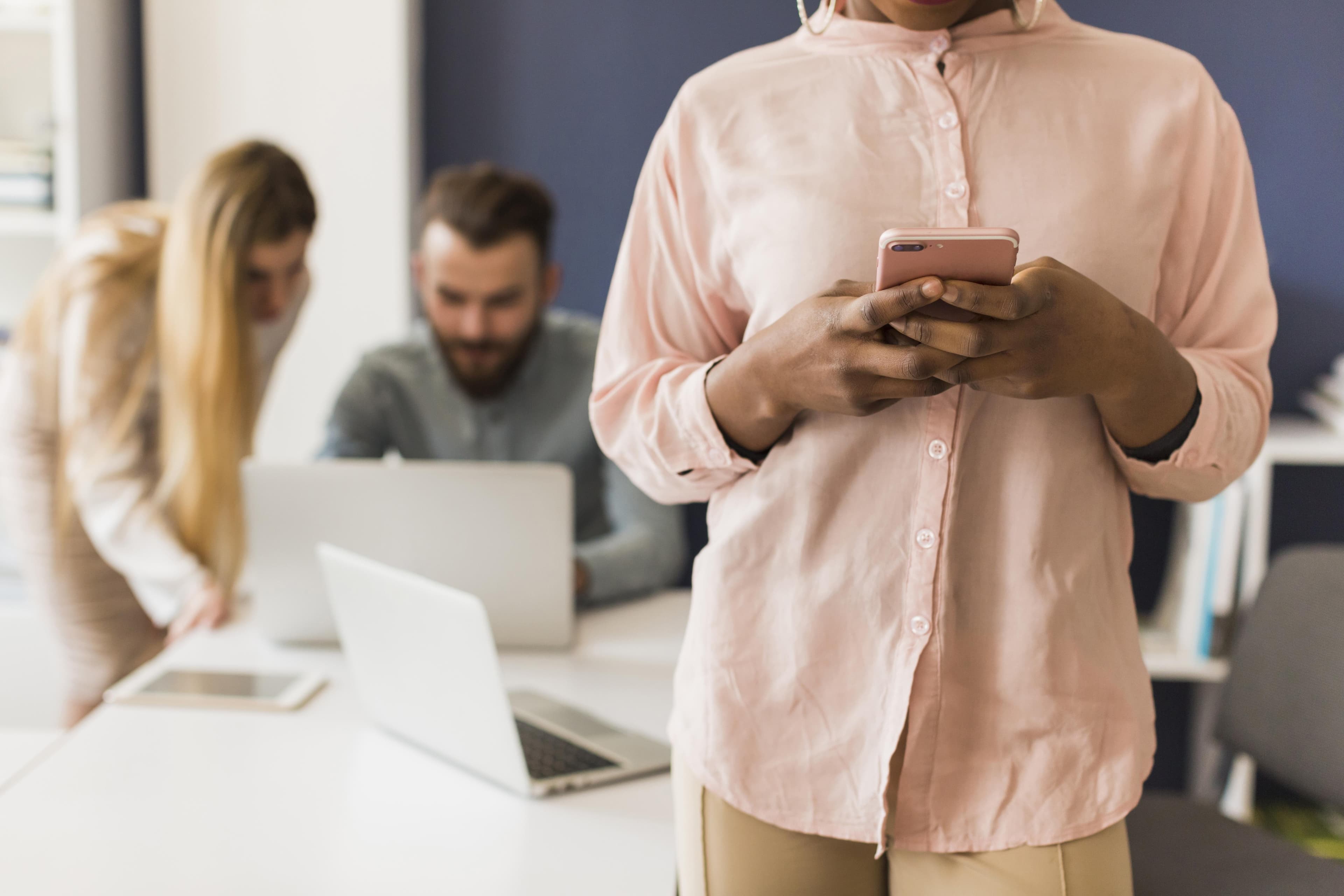 Agentes de IA vs atención humana en WhatsApp: quién resuelve qué