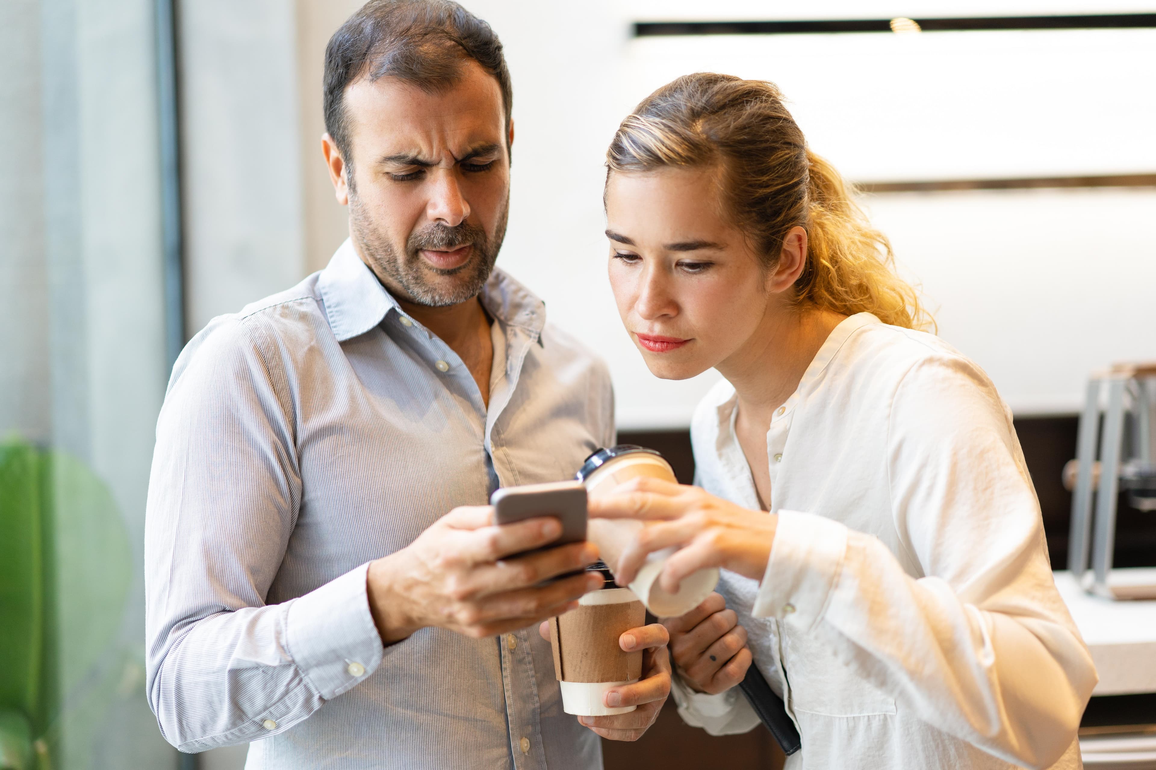 IA y asesores humanos en WhatsApp: cómo repartir bien el trabajo